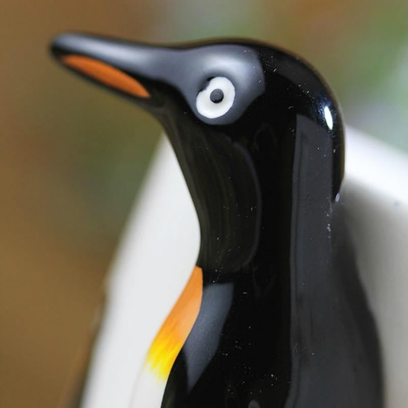 3d mok in de vorm van een pinguïn