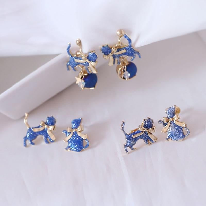 blauwe kat met gouden strik oorbellen