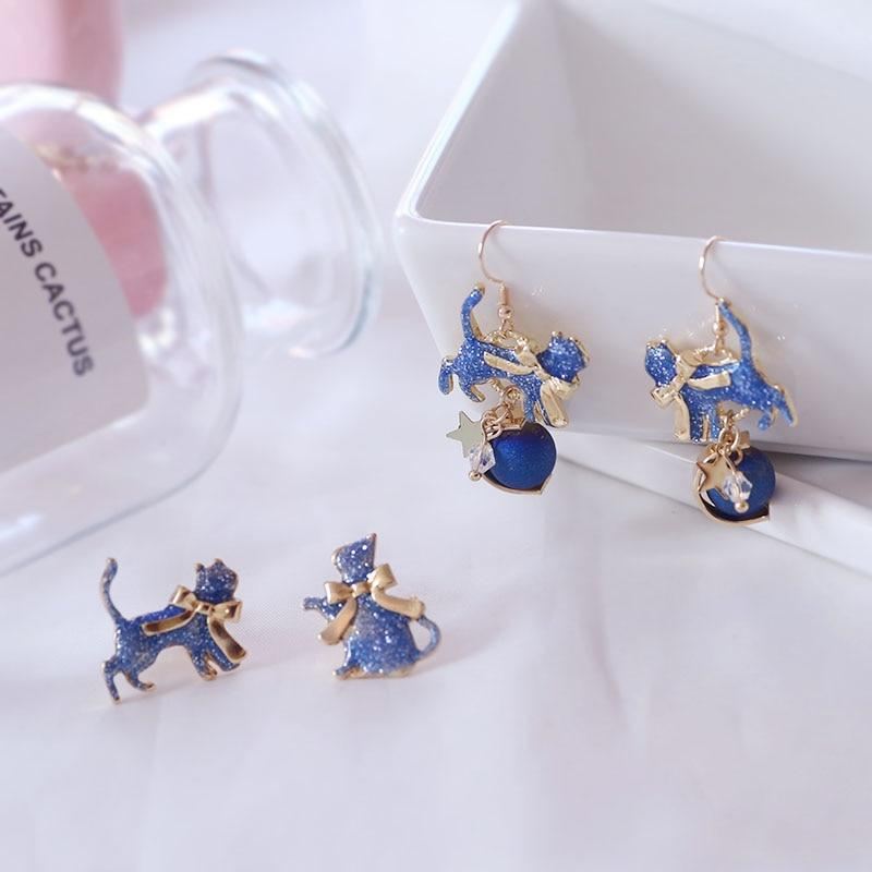 blauwe kat met gouden strik oorbellen