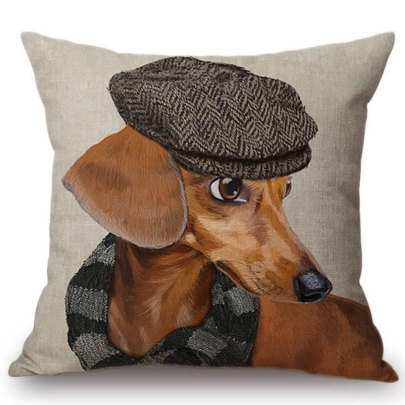 mode hond in decoratieve kussensloop met hoedenprint