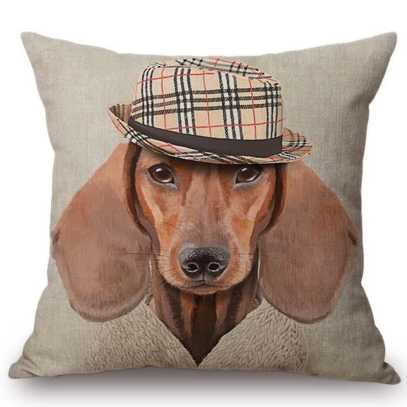 mode hond in decoratieve kussensloop met hoedenprint