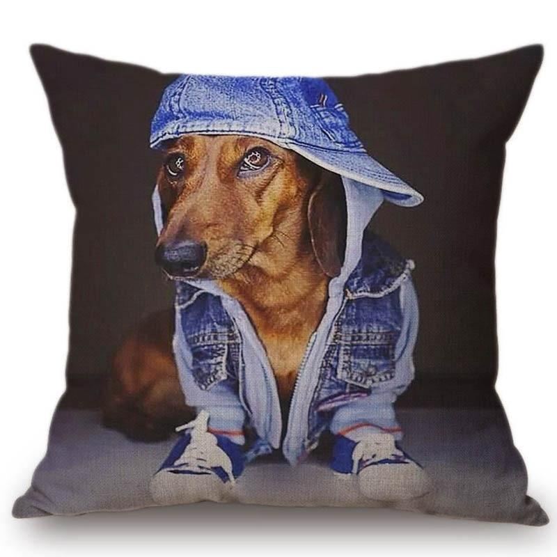 mode hond in decoratieve kussensloop met hoedenprint