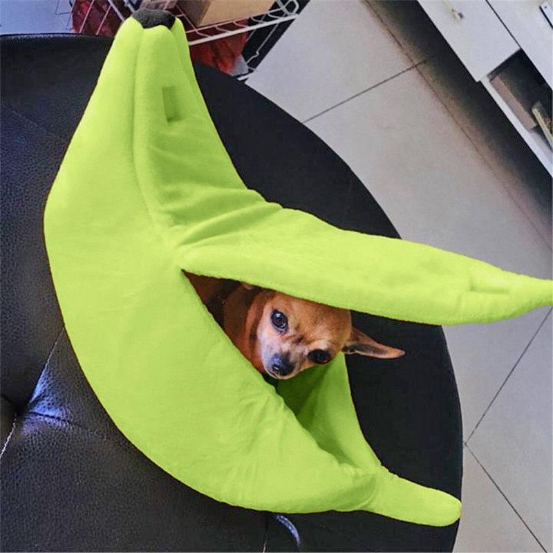 pluizig hondenbed in de vorm van een banaan