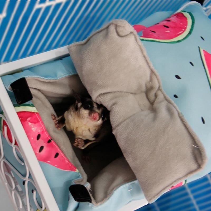 schattig hamsterbed met fruitprint