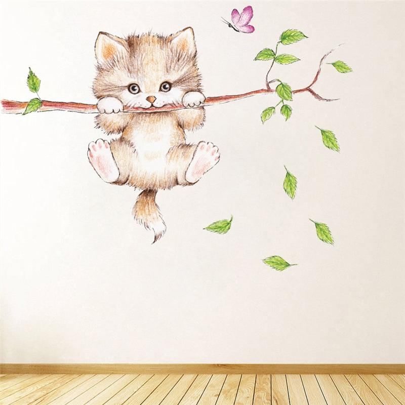 schattige kat bijten boomtak