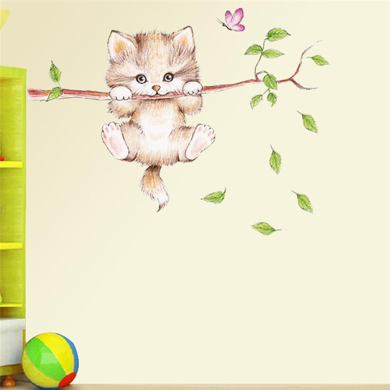 schattige kat bijten boomtak