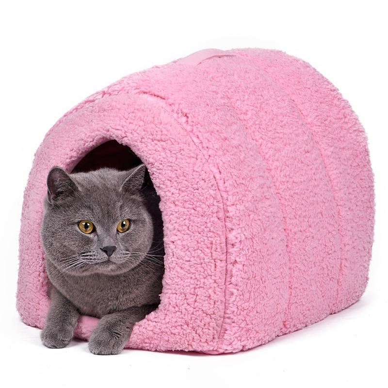 schattige kat binnen en buiten kattenverwarmer nesthuis bed