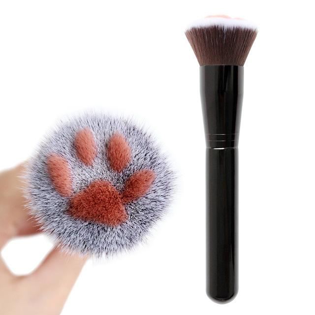schattige make-upborstel in de vorm van een kattenklauw