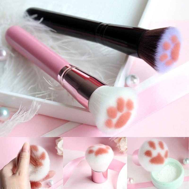 schattige make-upborstel in de vorm van een kattenklauw