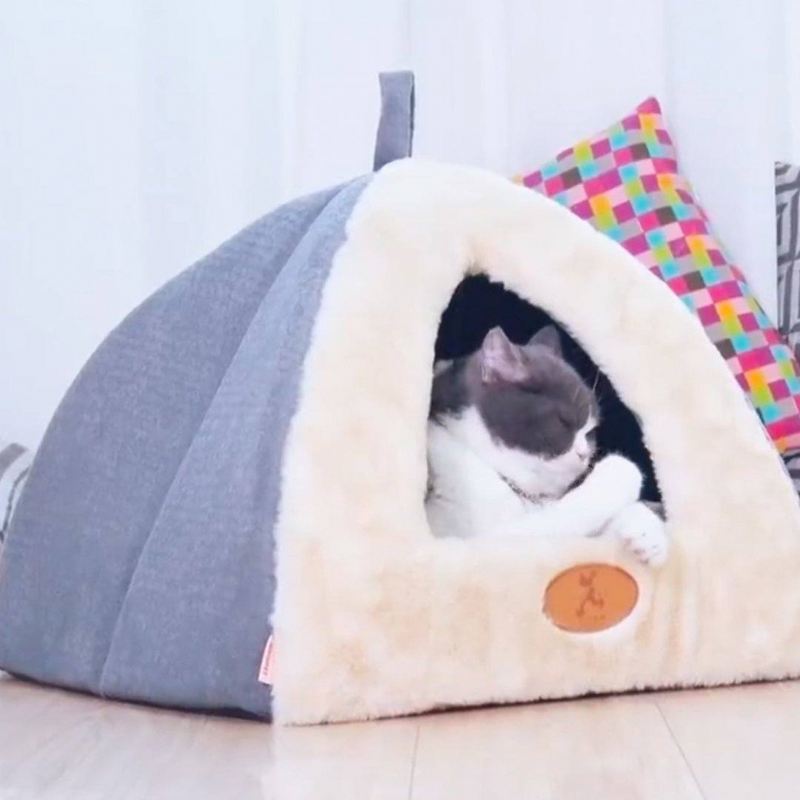 tentvormig kattenhuisbed met hangend balspeelgoed